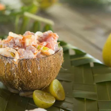 Cuisiner le poisson cru au lait de coco