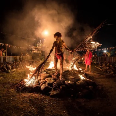 La marche sur le feu (Umu Tī)